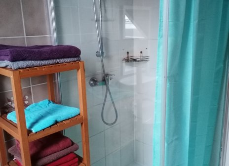  Zimmer mit eigener Dusche und WC2)